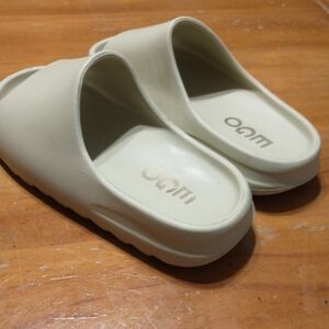 Ego slides pistachio green like new condition size 6